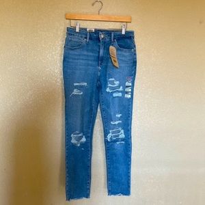 NWT Levi’s 721 High Rise Skinny Destroyed Jeans 28
